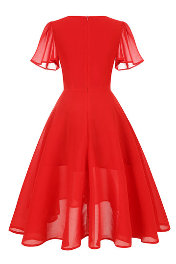 Um vestido vintage vermelho de pescoço v linha com mangas curtas